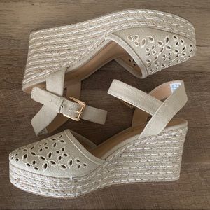 Skechers, never worn ( only in the shoe store)🙂!